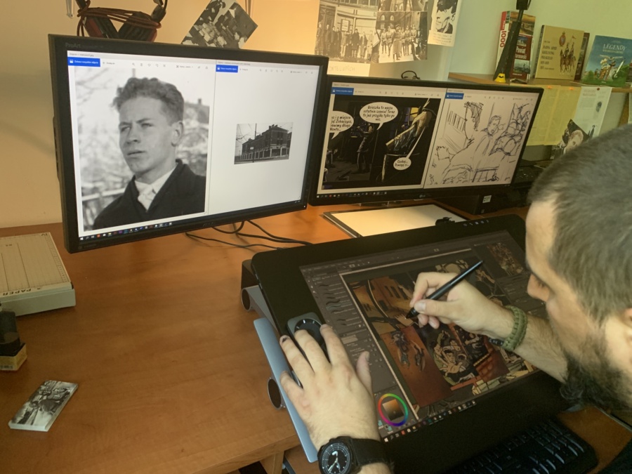 szkicowanie komiksu przez rysownika na tablecie