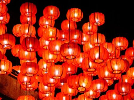 Czerwień w kulturze Chin - kolor szczęścia i dobrej passy.